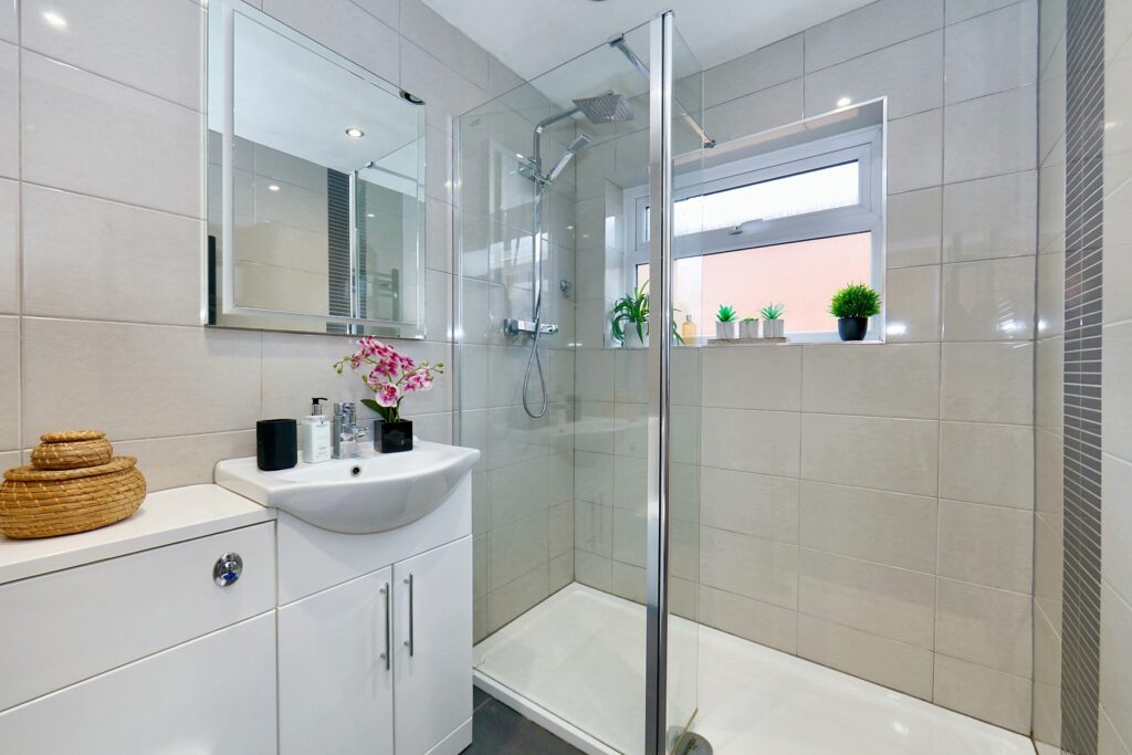 Houseman Drive- Modern Bathroom